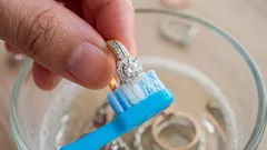 Schmuck mit Zahnpasta reinigen: warum der Trick glänzt, aber langfristig schadet